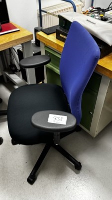 1 Drehstuhl mit Armlehnen